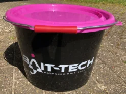 Bait-Tech Voeremmer Met Deksel 5 Bait-Tech Voeremmer Met Deksel -Aanbevolen Winkels Voor Visbenodigdheden Bait Tech voeremmer roze scaled